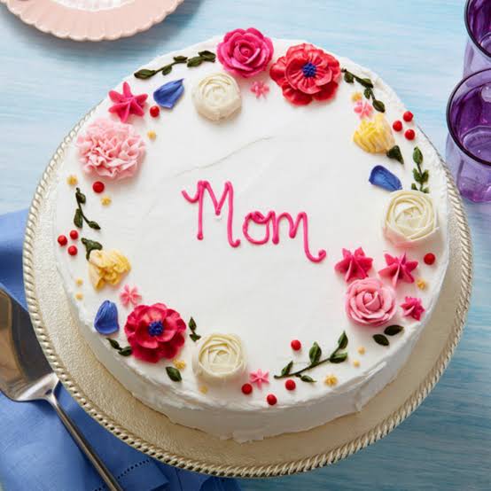 सफेद रंग का मां के लिए डिजाइनर बर्थडे केक 