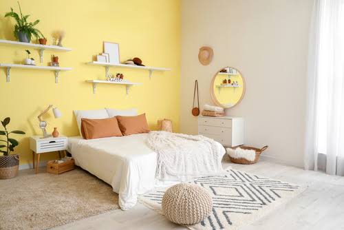 बेडरूम कलर डिजाइन: बेडरूम को दीवारों के लिए पीला और क्रीम कलर का कॉम्बिनेशन 